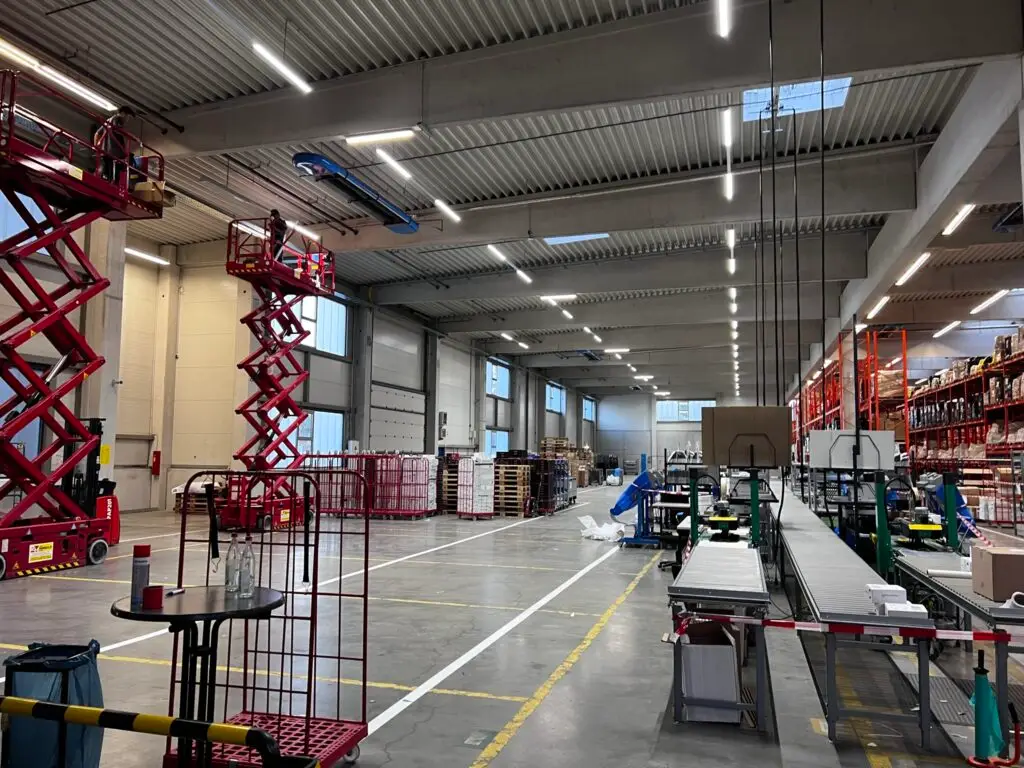 Beleuchtungsumrüstung in einer Lagerhalle